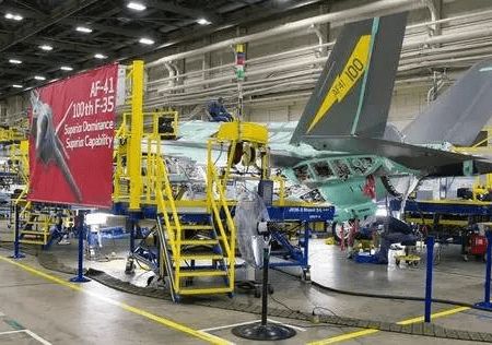 走進f 35生產線 感受的高科技和超級工廠 組裝戰(zhàn)機排長龍